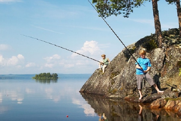 Pescando-en-el-lago-Pielinen_fotoFishingInFinland