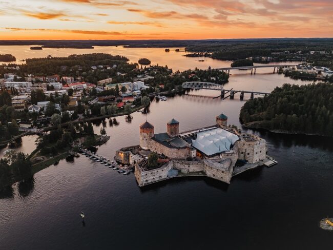 Vista-aérea-de-Savonlinna-y-del-castillo-de-Olavinlinna-durante-el-festival-de-ópera_fotoSavonlinnanOopperajuhlat