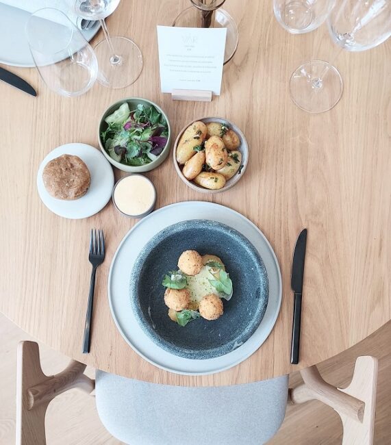 Croquetas-de-perca-con-salsa-de-eneldo-y-cebollas-y-manzanas-encurtidas_fotoRestaurantVÅR