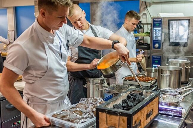 Detalle-de-la-cocina-del-restaurante-Palace-en-Helsinki_fotoPalaceRestaurant