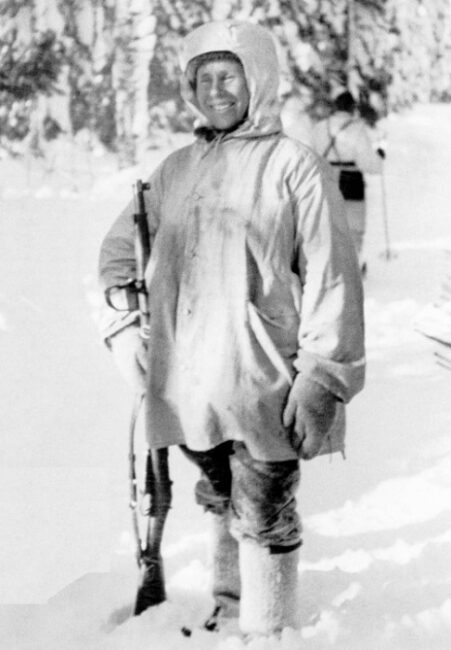 Simo-Häyhä-el-día-que-fue-premiado-con-el-Rifle-Honorario_fotoFinnishMilitaryArchives