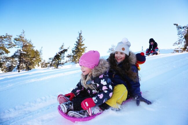 Disfrutando-de-la-nieve-en-Laponia_fotoHarriTarvainen-Reima-VisitFinland