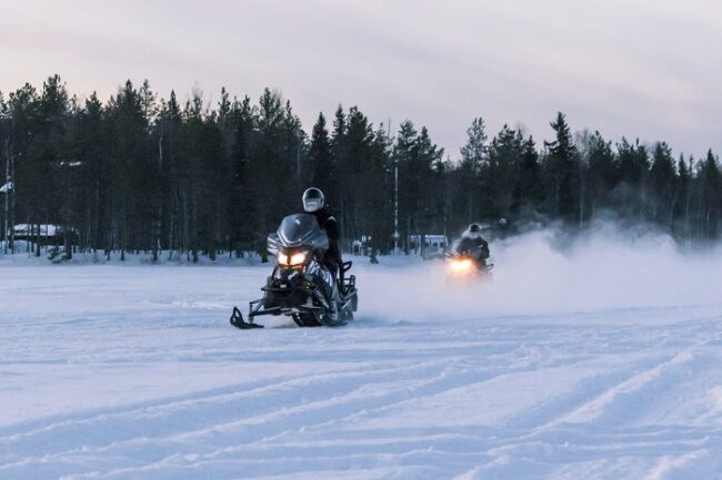 Durante-un-safari-con-motos-de-nieve_fotoArcticSnowHotel-VisitFinland