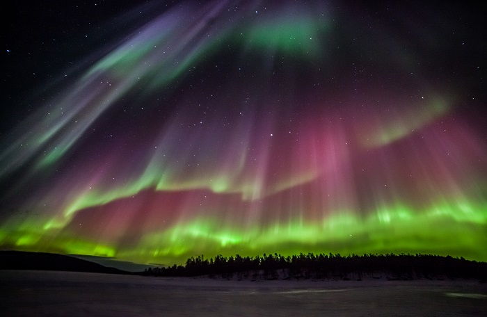 Espectacular-Aurora-Boreal-sobre-el-lago-Inari-en-Laponia_fotoPerttiTurunen-VisitFinland