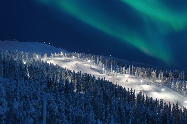 Aurora-Boreal-sobre-la-estación-de-esquí-de-Levi_fotoHarriTarvainen-VisitFinland