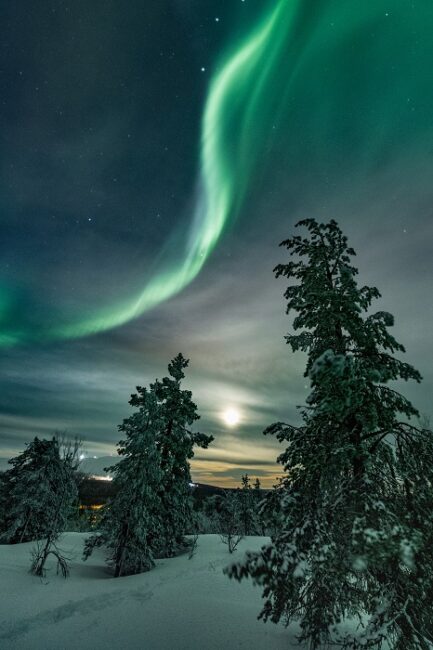 Aurora-Boreal-y-Luna-en-el-Parque-Nacional-de-Pallas-Yllästunturi_fotoThomasKast-VisitFinland