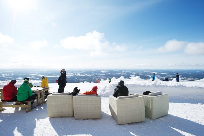 Disfrutando-de-las-vistas-en-la-estación-de-esquí-de-Ylläs_fotoJuhaLaine-VisitFinland