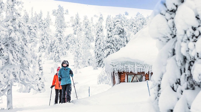 Durante-una-excursión-con-raquetas-de-nieve-en-el-Parque-Nacional-Pallas-Yllästunturi_fotoRamiValonen-Luontoon