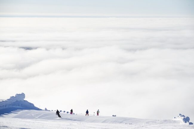 Esquiando-sobre-un-mar-de-nubes-en-Ylläs_fotoJuhaLaine-VisitFinland