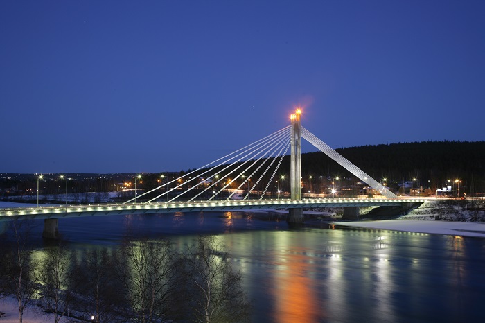 Jätkänkynttilä-el-puente-de-las-velas-es-uno-de-los-iconos-de-Rovaniemi_fotoVisitRovaniemi-VisitFinland