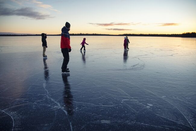 Patinando-en-el-lago-Ylläsjärvi_fotoHarriTarvainen-VisitFinland