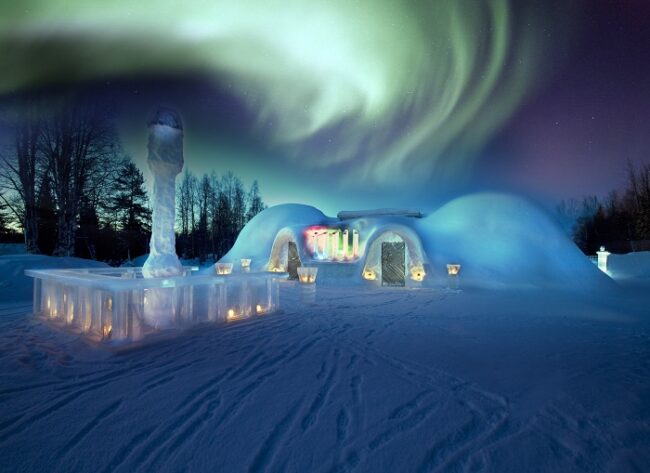 Restaurante-de-hielo-en-Rovaniemi-bajo-la-Aurora-Boreal_fotoVisitFinland