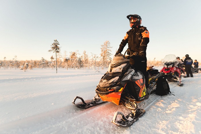 Durante-un-safari-de-motos-de-nieve_fotoWildNordicFinland