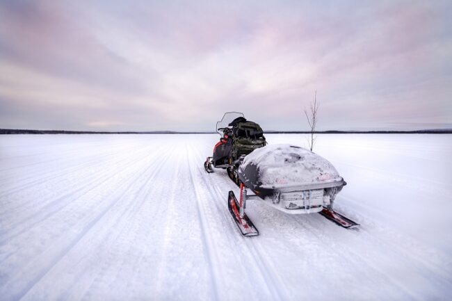 En-las-Expediciones-Árticas-el-guía-lleva-un-trineo-para-transportar-el-material-de-seguridad-necesario_fotoWildNordicFinland