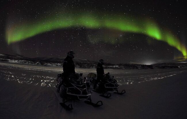 La-Aurora-Boreal-en-Nuorgam-durante-una-Expedición-Ártica-de-Wild-Nordic-muy-cerca-del-mar-del-Norte_fotoWildNordicFinland