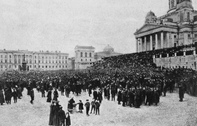 Miles-de-finlandeses-en-la-plaza-del-Senado-en-Helsinki-el-día-de-la-declaración-de-Independencia_fotoGettyImages