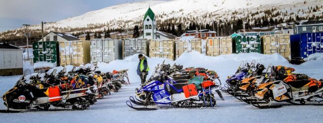 Motos-de-nieve-a-punto-para-la-carrera-Cain's-Quest_fotoCain'sQuest