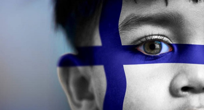 Niño-con-bandera-de-Finlandia_fotoGettyImages