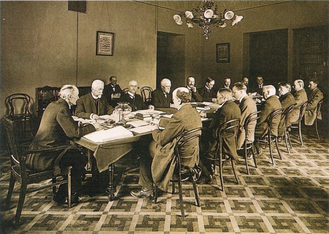 Reunión-del-Comité-de-Derecho-Constitucional-del-Parlamento-finlandés-en-Säätytalo-en 1918_fotoWikipedia