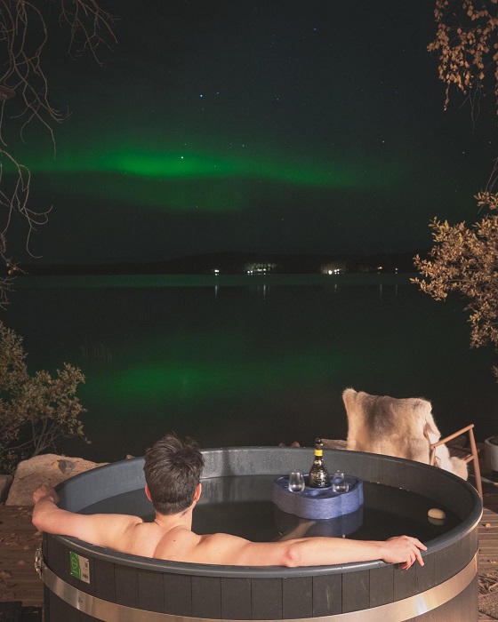 Aurora-Boreal-y-jacuzzi-en-Arctos-Lapland_fotoArctosLapland