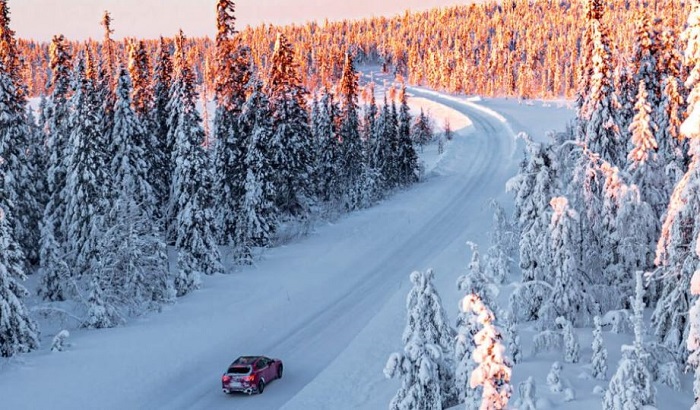 Carretera-secundaria-en-Laponia-en-invierno_fotoPindropAdventures