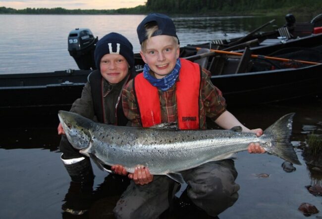 Niños-con-un-salmón-pescado-en-el-río-Tornio_fotoNaamisuvanto