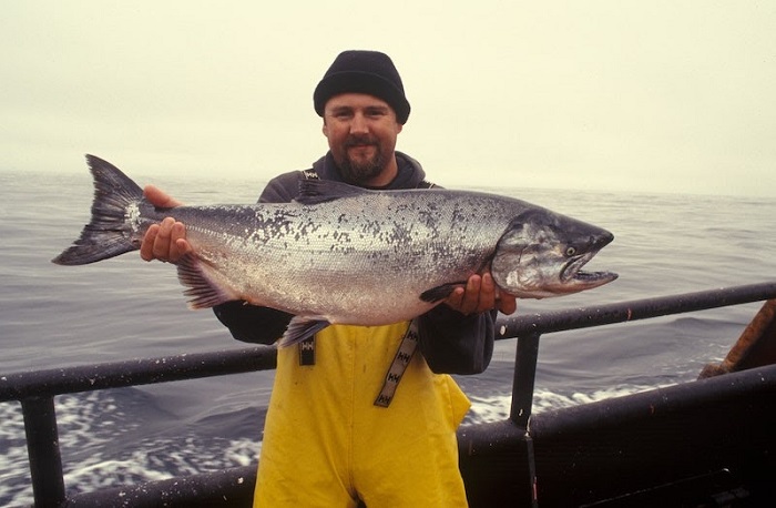 Pescador-noruego-con-un-salmón_fotoLifeInNorway