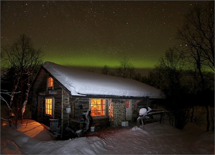 Cabaña-Närppä-bajo-la-Aurora-Boreal-en-Hetta_fotoOunasloma