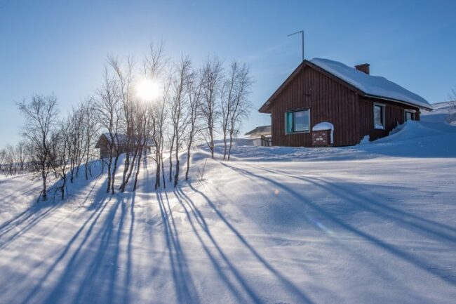 Cabaña-tradicional-en-la-orilla-del-lago-Poyrisjärven_fotoNäkkälä