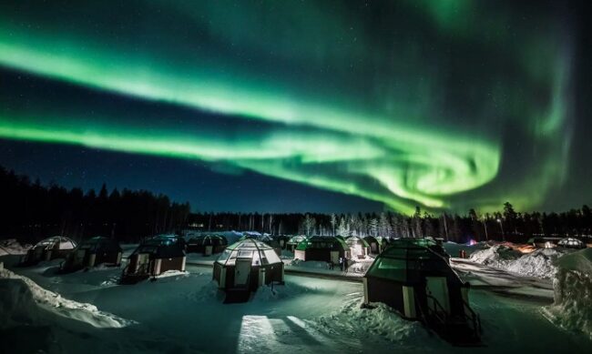 Grupo-de-iglús-de-cristal-bajo-la-Aurora-Boreal_fotoArcticSnowHotel