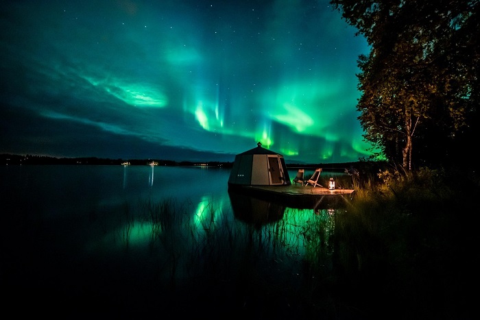 Iglú-de-cristal-flotante-bajo-la-Aurora-Boreal_fotoArcticGuesthouseIgloos