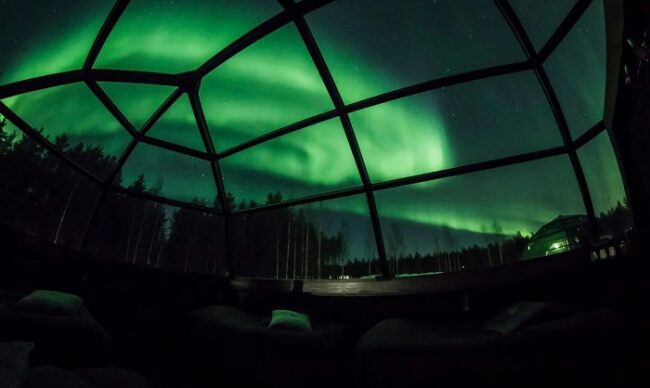 La-Aurora-Boreal-desde-el-interior-de-un-iglú-de-cristal_fotoArcticSnowHotel