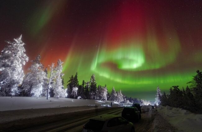 La-Aurora-Boreal-en-Äkäslompolo-vista-desde-la-carretera_fotoDestinationLapland-YlläsÄkäslompolo