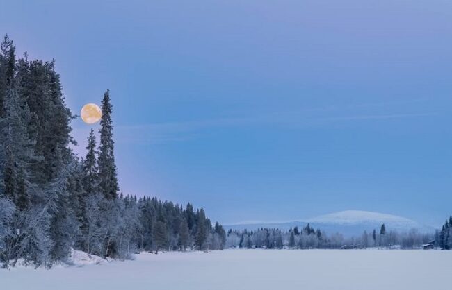 Luna-llena-en-el-lago-Äkäsjärvi_fotoDestinationLapland-YlläsÄkäslompolo