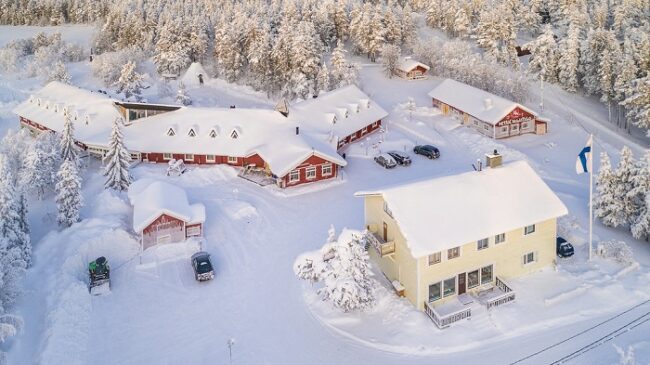 Vista-aérea-del-hotel-Majatalo-en-Hetta_fotoHetanMajatalo